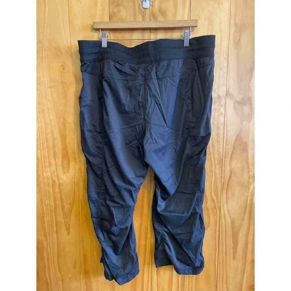 Size XXL The North Face Black Women's Capris - Picture 5 of 5